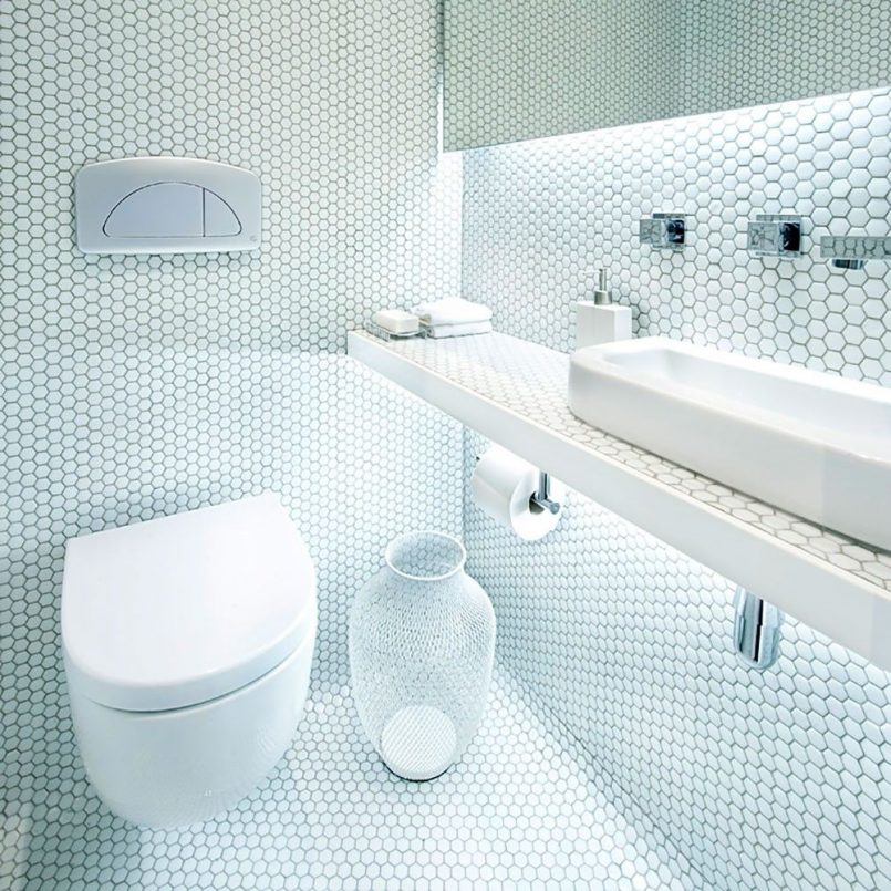 Spilgts vannas istabas apgaismojums ar baltu mozaīku