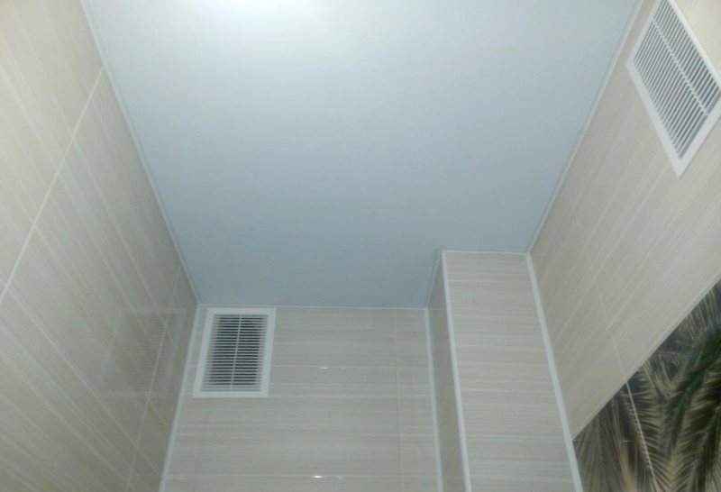 Plafond blanchi dans les toilettes Khrouchtchev