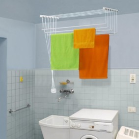 sušák na prádlo v zobrazení fotografií koupelny