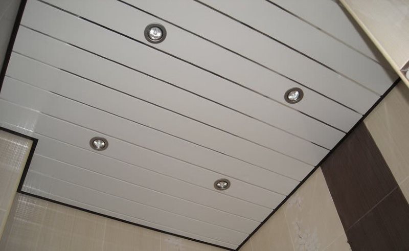 Lattenplafond in het interieur van het toilet