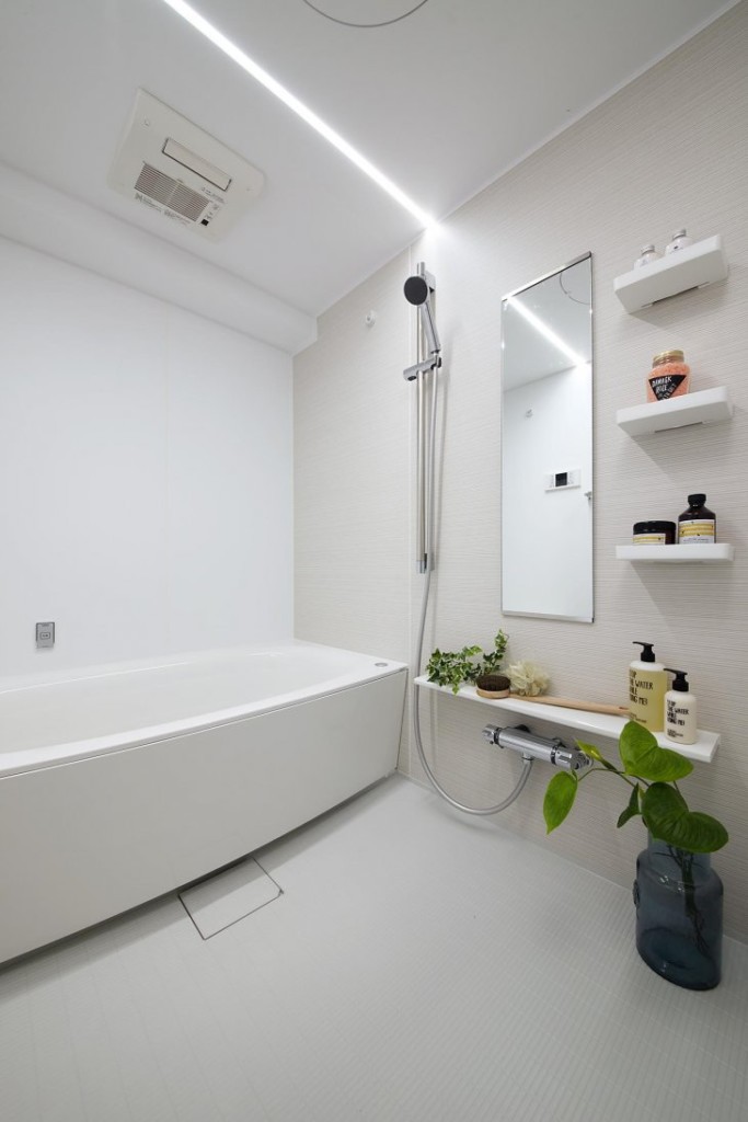 Ömlesztett fehér padló egy kis fürdőszobában