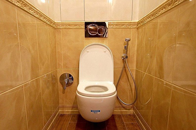 Hygienická sprcha na záchodě starého Chruščov