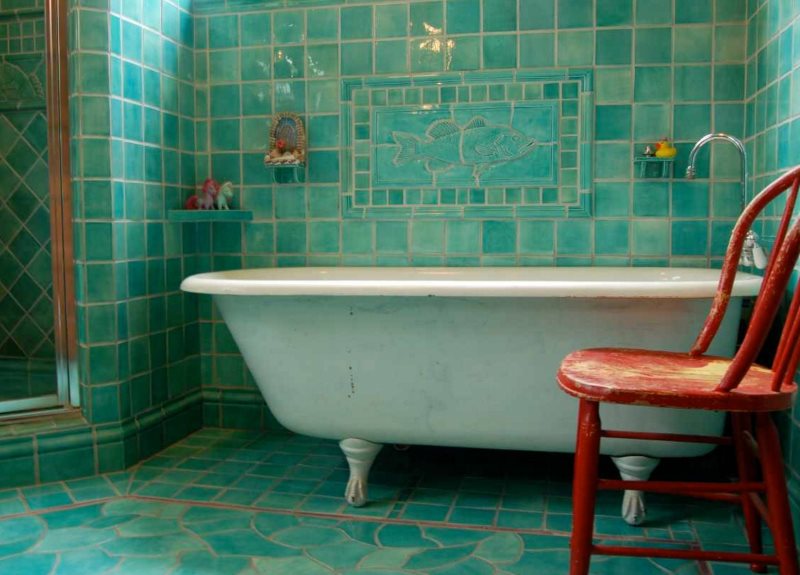 Turquoise vloertegels in een badkamer in retrostijl