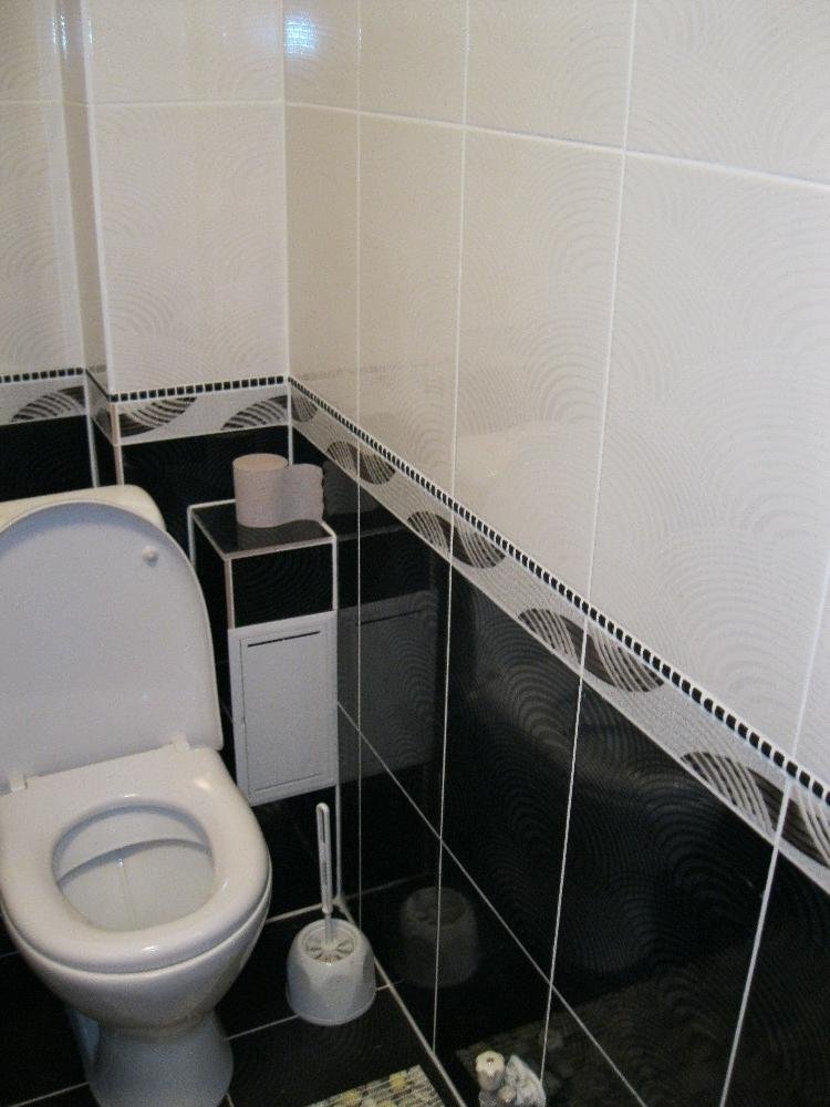 Toaletný interiér v čiernej a bielej farbe