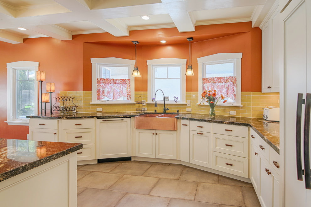 sienas krāsa virtuves foto noformējumā