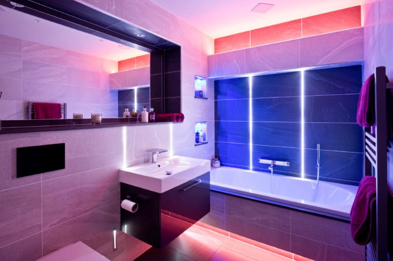 Modern bir banyo iç renkli aydınlatma
