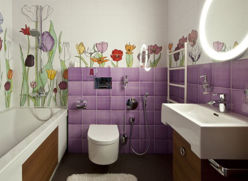 Płytka liliowa na małej ścianie łazienki