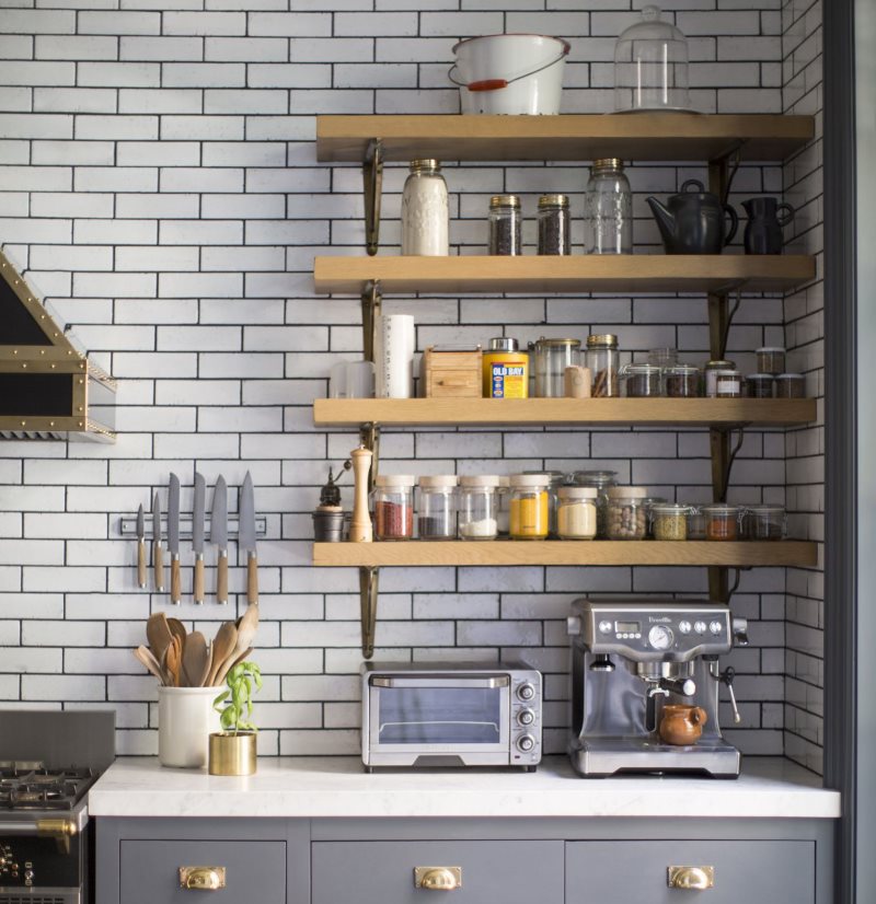 Planken van planken op de bakstenen muur van de keuken