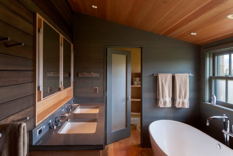 Trần gỗ trong phòng tắm của một ngôi nhà riêng