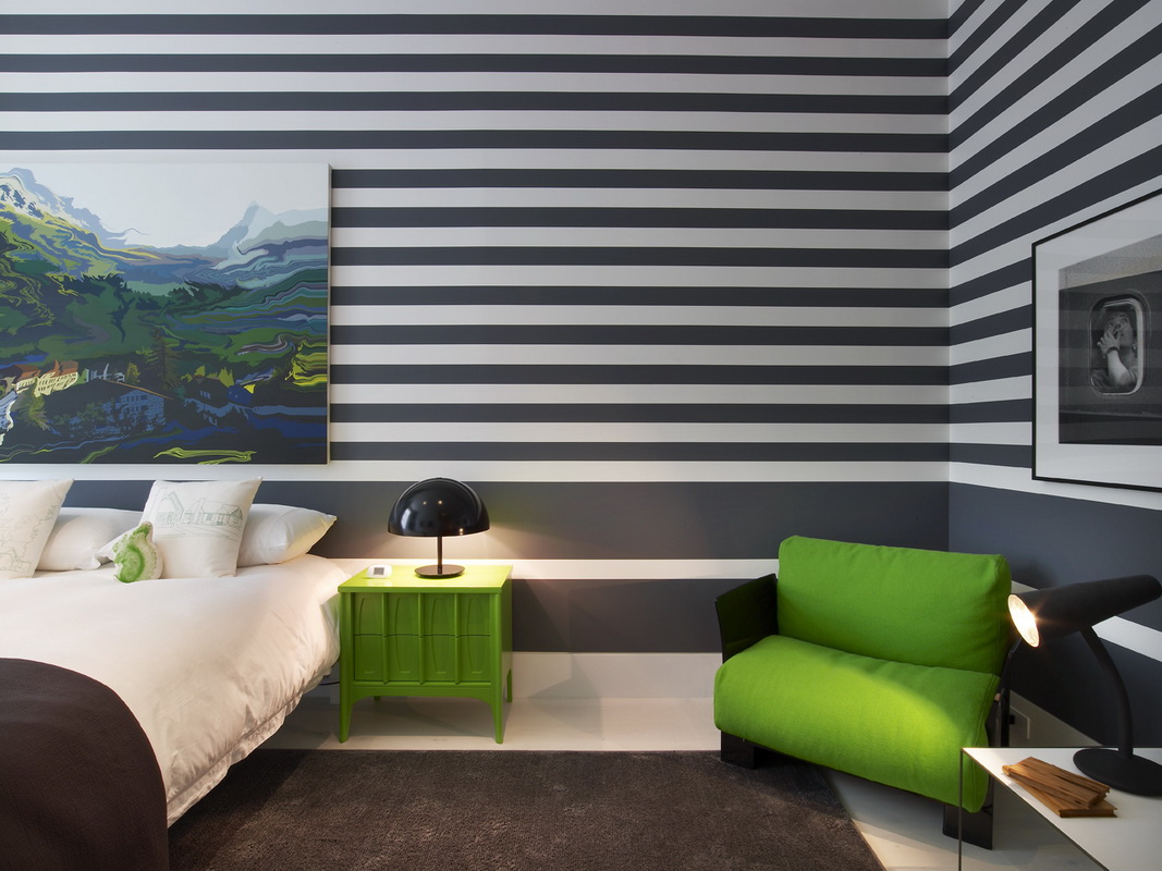 bedroom design 12 sq m striped wallpaper