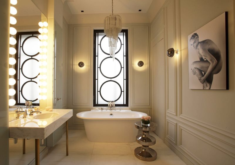 Klasik bir banyo tavan cam avize