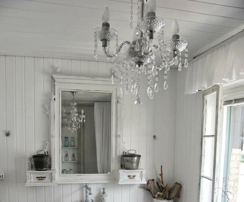 Skleněný lustr na dřevěný strop