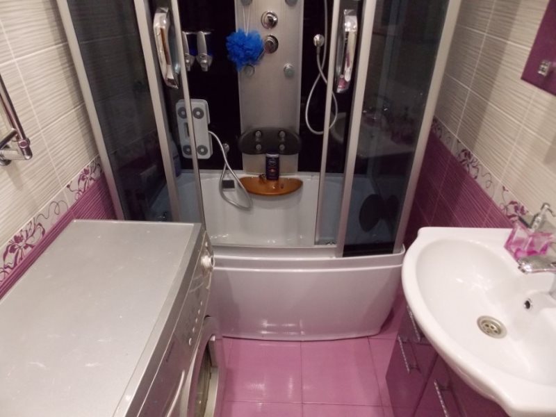 Dusch i det kombinerade badrummet i en stadslägenhet