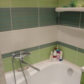Flerfärgade keramiska plattor i badrummet