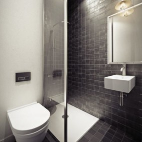Minimalistiskt badrum med dusch