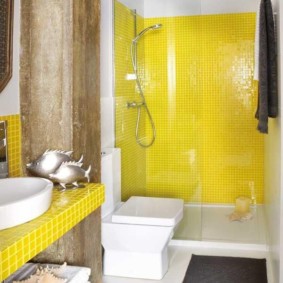 Żółte płytki w nowoczesnej łazience