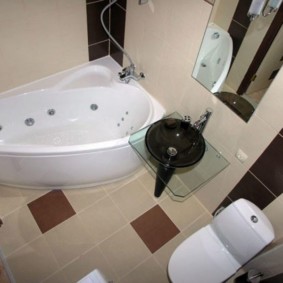 Kompakta vannas istaba ar kontrastējošu armatūru