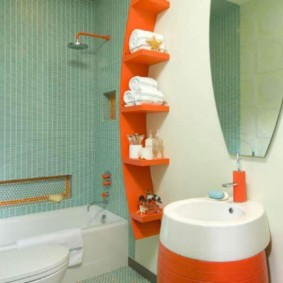Orange hylla för toalettartiklar