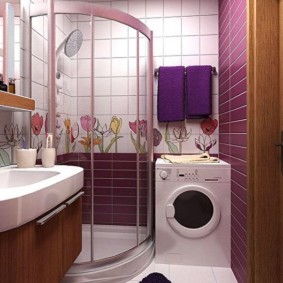 Violetas krāsas dvieļi uz vannas istabas sienas