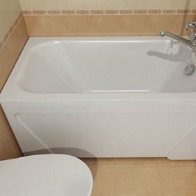 White bath sa background ng beige tile