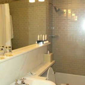 Perete oglindă în baie