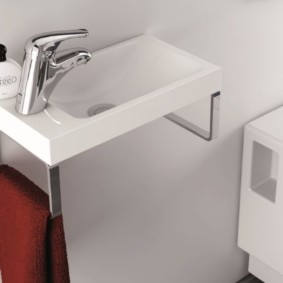Small-sized sink for a small bathroom