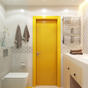 Dzeltenas durvis baltā vannas istabā