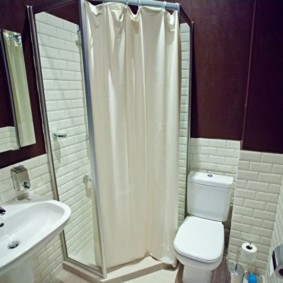 Tumši purpursarkanas sienas Hruščova vannas istabā