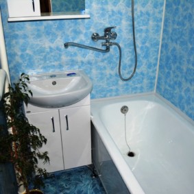Zila flīze uz vannas istabas sienas