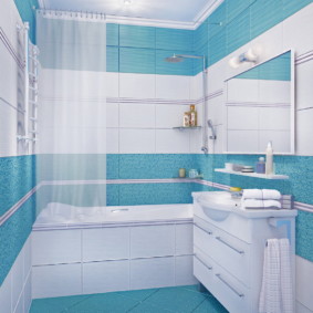 Azulejos turquesas no interior da casa de banho