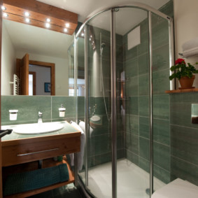 Sprchovací kút so sklenenými dverami
