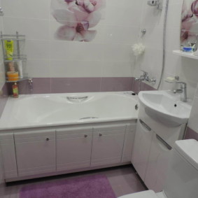 Moderne badkamer in een paneelhuis