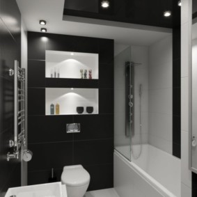 Color negro en el diseño del baño.