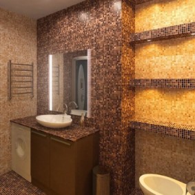 Estantes con mosaicos en el nicho del baño combinado.