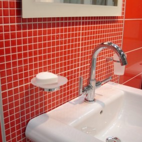Kırmızı bir duvar beyaz lavabo