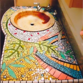 Drawing on the countertop from mosaics of different sizes