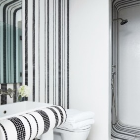 Mosaico blanco y negro en un baño de estilo moderno.
