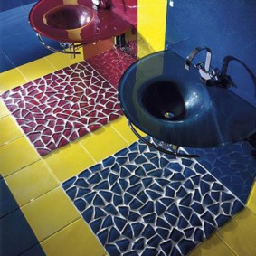 Mozaīkas paklāji uz vannas istabas grīdas