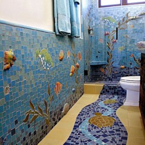 Pista de mozaic pe podeaua din baie