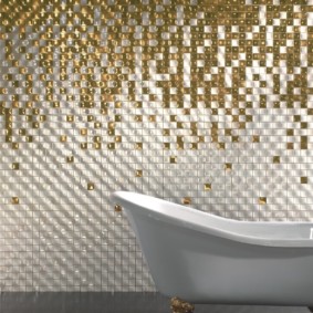 Mosaico de vidrio en la pared del baño