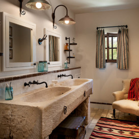 Rustik bir evin banyosunda taş lavabolar