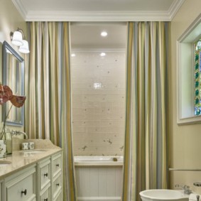 Salle de bain design avec rideaux rayés