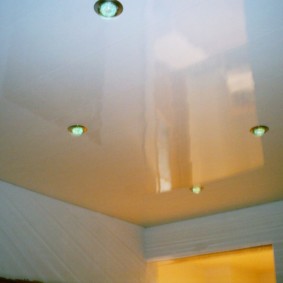 Glanzend plafond in de badkamer