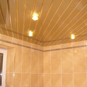 Gouden plafond gemaakt van plastic latten