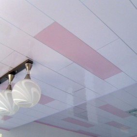 PVC-panelen op het plafond leggen