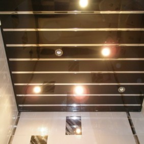 Zwart plafond in het interieur van de badkamer