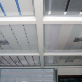 Kunststof plafond met decoratieve balken