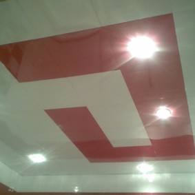 Rood en wit kunststof paneelplafond