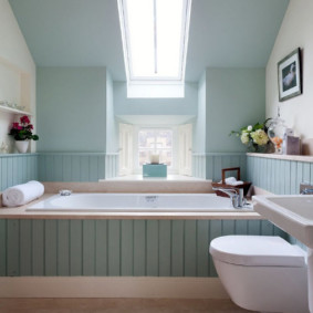 Lys blå vegger på loftet bad