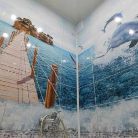 Impresión fotográfica sobre el tema marino en el interior del baño.